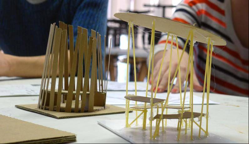 Maquettes de mobilier réalisées par des élèves de l'EAE © CAUE de Paris